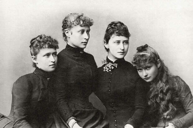 1885 год. Четыре принцессы, Алиса - крайняя слева. Смотрите, какая красавица! 