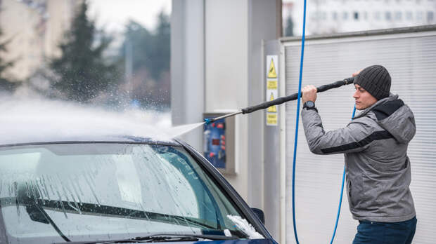 Автоэксперт рассказал, как часто надо мыть и обрабатывать машину зимой