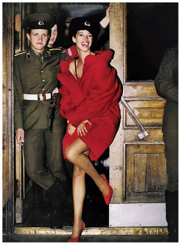 christy-turlington-at-the-red-army-barracks-in-leningrad-1990 christy-turlington-at-the-red-army-barracks-in-leningrad-1990