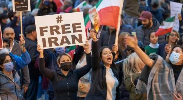 Иранские студенты снова вышли на улицы: Тегеран захлестнули акции протеста