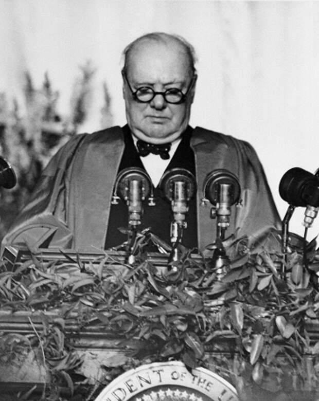 В 1946 году Уинстон Черчилль выдвинул идею создания англо-американского союза для борьбы с "мировым коммунизмом во главе с Советской Россией". В СССР это заявление было воспринято как начало холодной войны. На фото: выступление Уинстона Черчилля в Фултоне, штат Миссури, 5 марта 1946 года