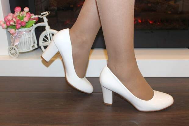 Белые туфли на женщине. /Фото: klike.net