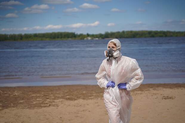 Даже на свежем воздухе в средствах защиты очень неудобно Фото: Светлана МАКОВЕЕВА