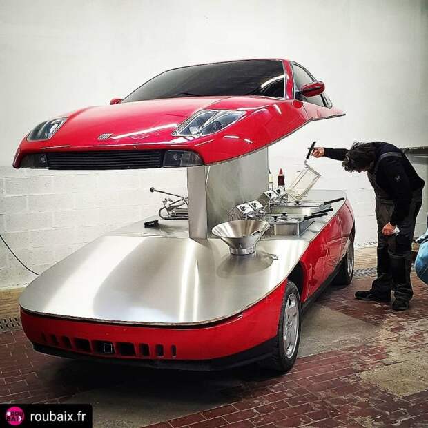 Художник разрезал Fiat и сделал из него киоск