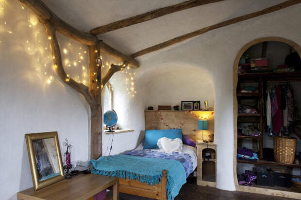 Уютная спальная комната в домике хоббита. | Фото: thesun.co.uk.