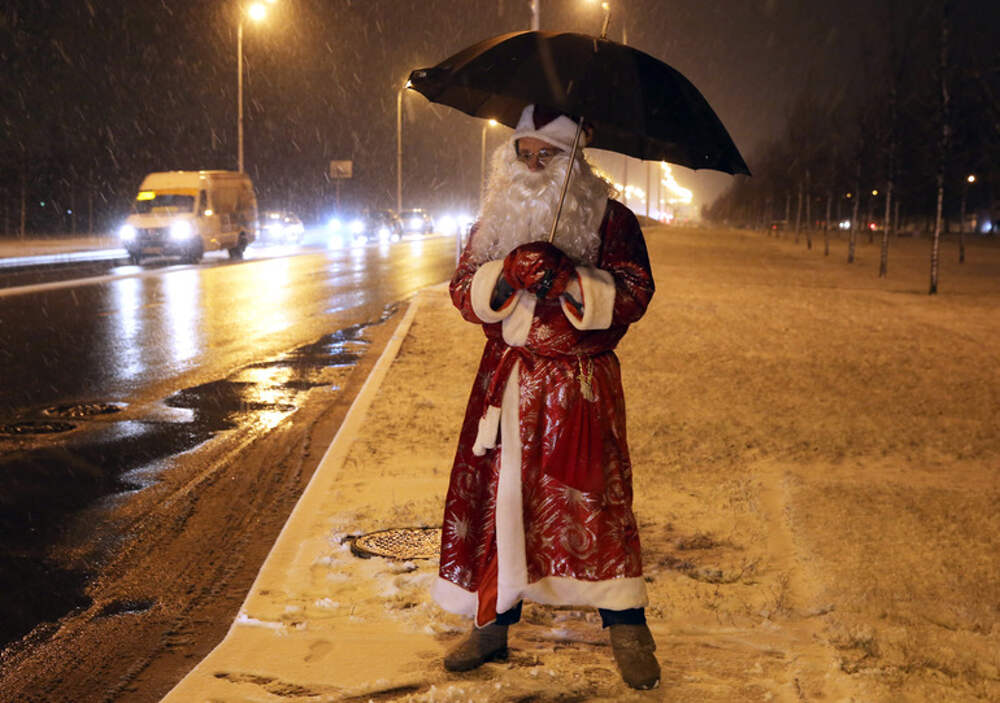 Борьба с осадками деда мороза. Дед Мороз под дождем. Дед Мороз уходит. Новый год дед Мороз на улице дождь. Дед Мороз на улицах Питера.