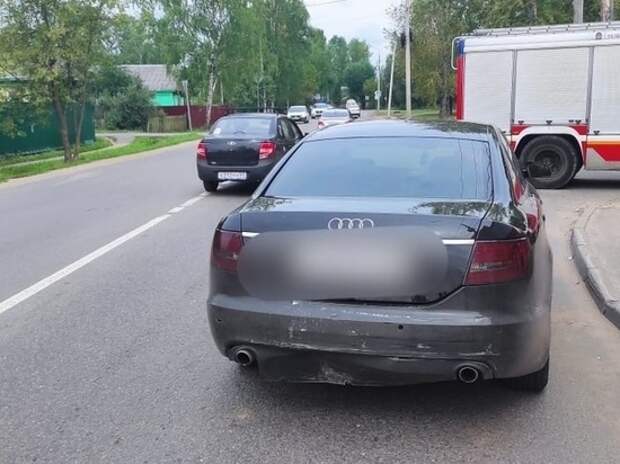 В Твери иномарку после ДТП отбросило на пожилую женщину, которая переходила дорогу