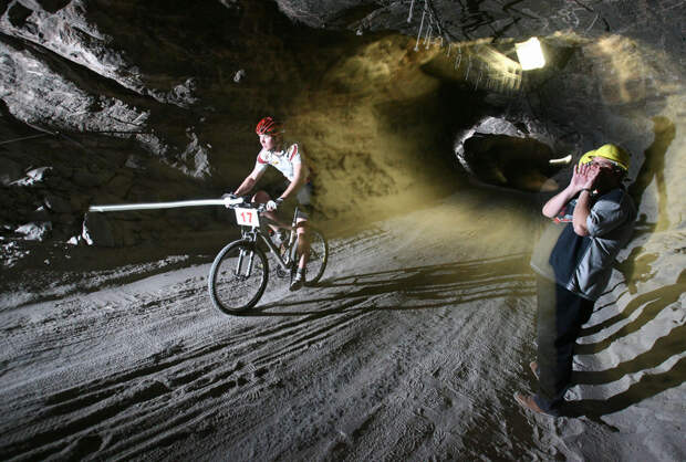 Около 50 спортсменов приняли участие в заезде на велосипедах на глубине 800 метров в бывшей соляной шахте Зондерсхаузен