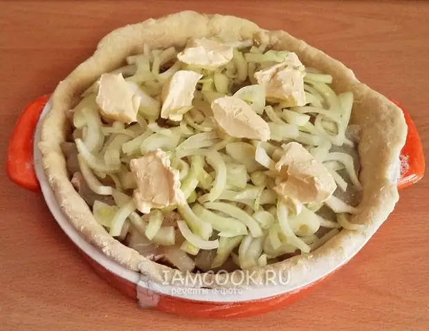 Положить лук и масло