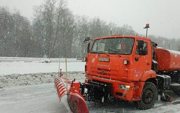 В Петербурге продолжают убирать дороги после снегопадов