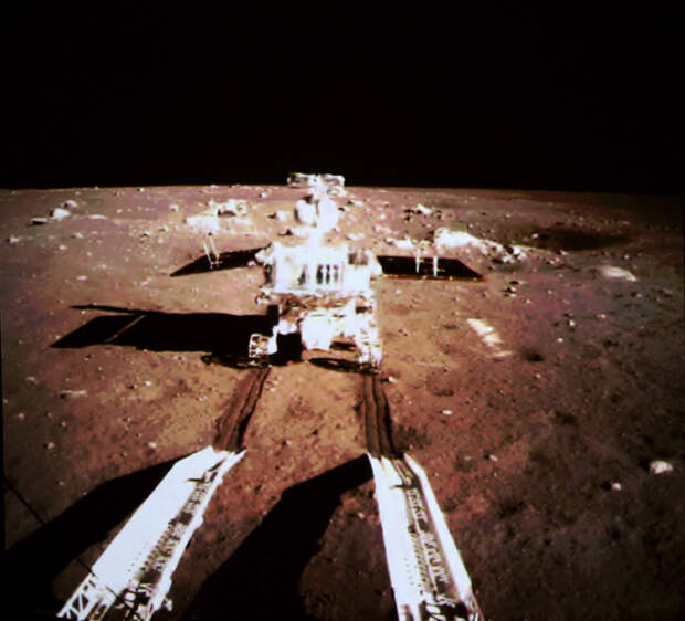 Китайский луноход - "Нефритовый заяц" - съезжает на коричневую поверхность Луны Фото: Синьхуа