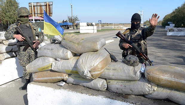 Украинские военные на КПП в Мариуполе