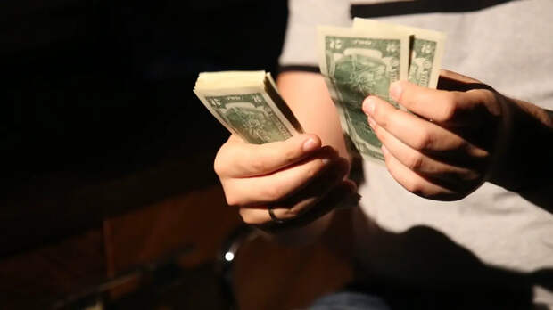 Козинец оценил возможность возвращения России к расчетам в долларах