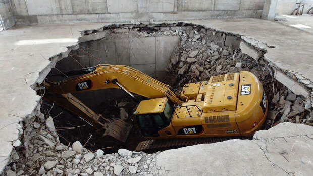 Как спасали 67-тонный экскаватор Caterpillar после падения в провал