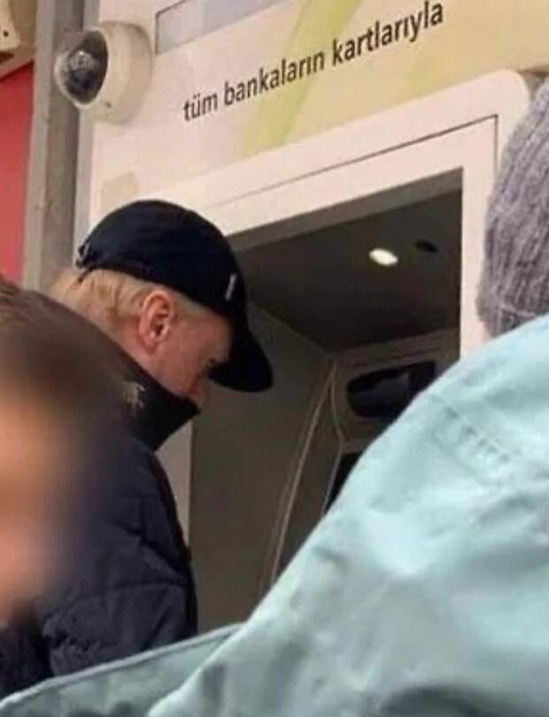 Анатолий Чубайс в стамбульском аэропорту 