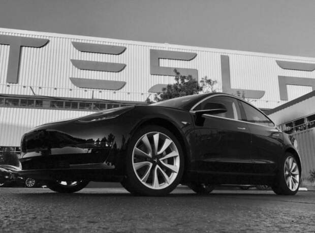 Первый серийный электромобиль Tesla Model 3