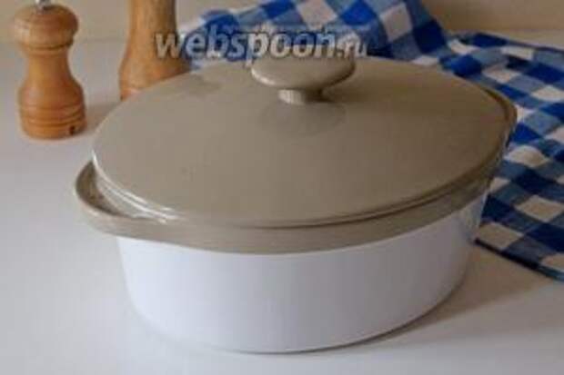 Накрыть крышкой (или фольгой) и поставить в заранее разогретую духовку до 170°С на 1 час.