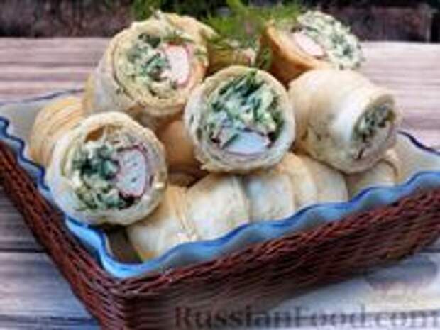Фото к рецепту: Закусочные слойки с крабовыми палочками и сырно-укропной начинкой