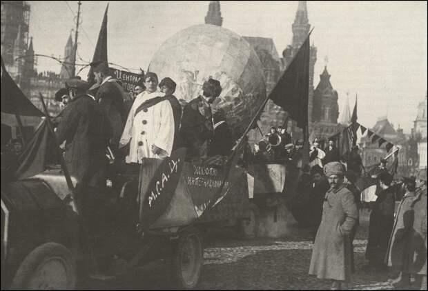 Колонна артистов цирка на Красной площади, 7 ноября 1918 года