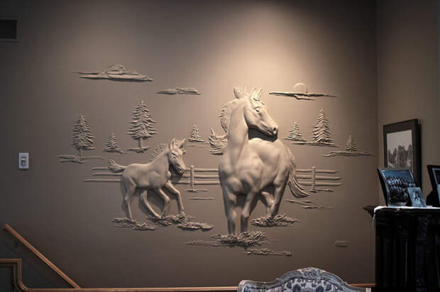 Лошадь и жеребёнок на стене в гостиной.
