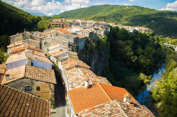 Castellfollit de la Roca, Spa