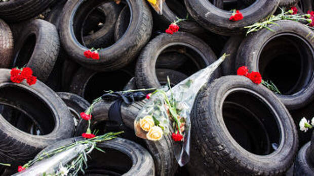 Цветы на баррикадах из покрышек в Киеве