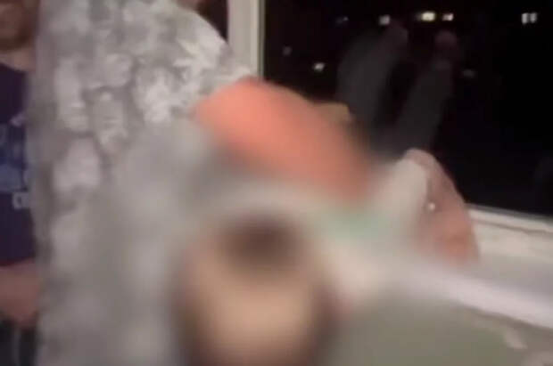 «Держите крепче»: в Воронеже мужчина спустил сына на веревке с 7-го этажа