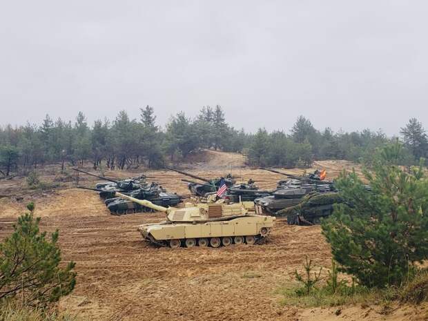 Неуклюжие танковые учения: НАТО постреляло вблизи российской границы