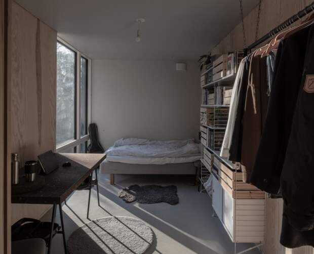 Одна из спальных комнат на втором уровне загородного дома (Container House, Швеция). | Фото: afasiaarchzine.com.