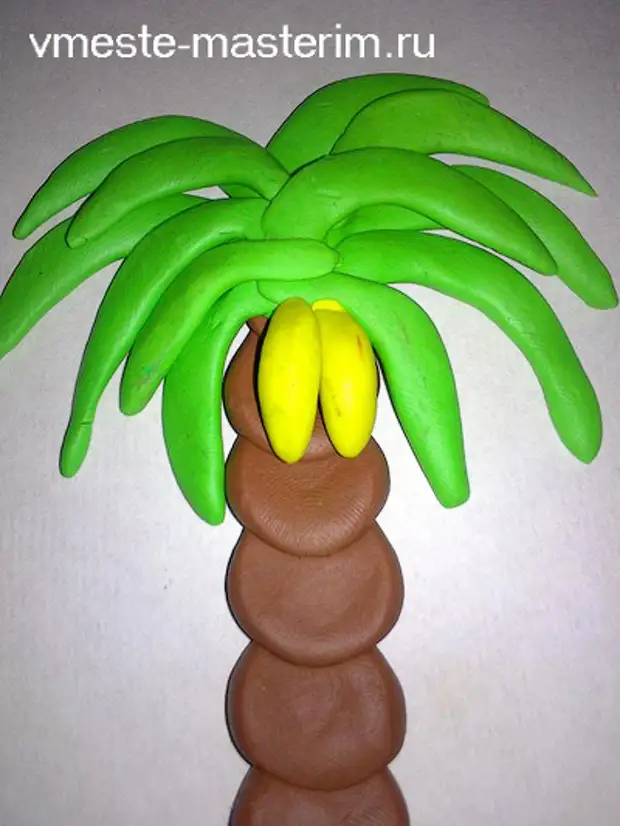 Банан из пластилина. Поделка банан. Лепка Пальма из пластилина. Пальма из пластилина для детей. Банан поделка для детей.