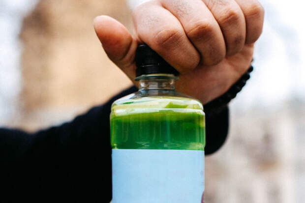 Липкий след после ценника? Три способа удалить его с пластика и стекла