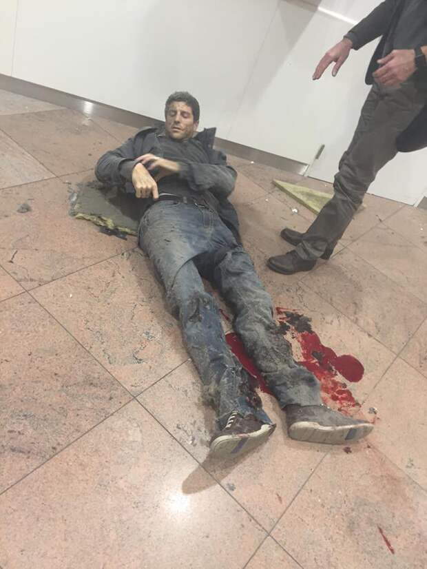 Теракты в Брюсселе: мощные взрывы прогремели в аэропорту и метро Теракты в Брюсселе: мощные взрывы прогремели в аэропорту и метро аэропорт, брюссель, взрыв, метро, теракт
