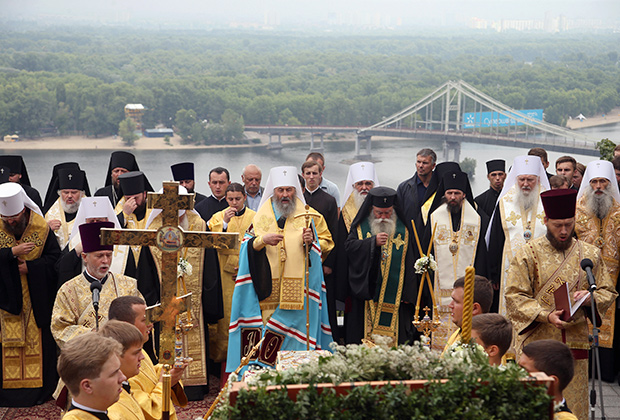 Митрополит Киевский и всея Украины Онуфрий (в центре) проводит молебен