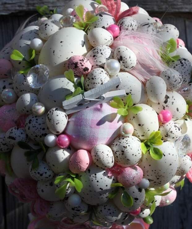 Пасхальная композиция из яиц и цветов фото
