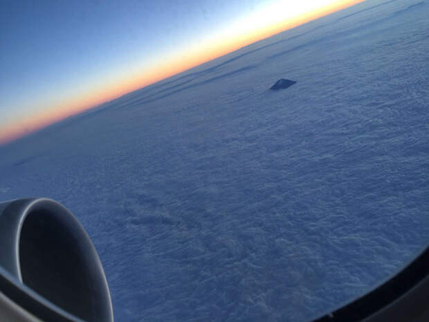20. Макушка горы Фудзи из окна самолёта. планета земля, удивительные фотографии, человек