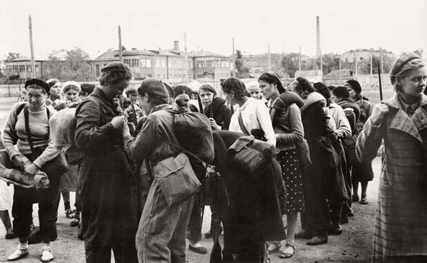 Работницы фабрик и заводов Москвы готовятся к защите города. Иван Шагин, октябрь 1941 года, г. Москва, МАММ/МДФ. 