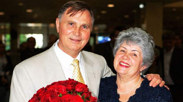 Познакомились на улице, поженились без колец, прожили вместе больше 60 лет! История семьи легенды ЦСКА Тихонова