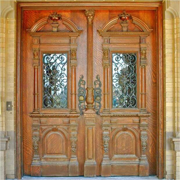 Резная деревянная дверь, станет оригинальным украшением современного фасада здания.