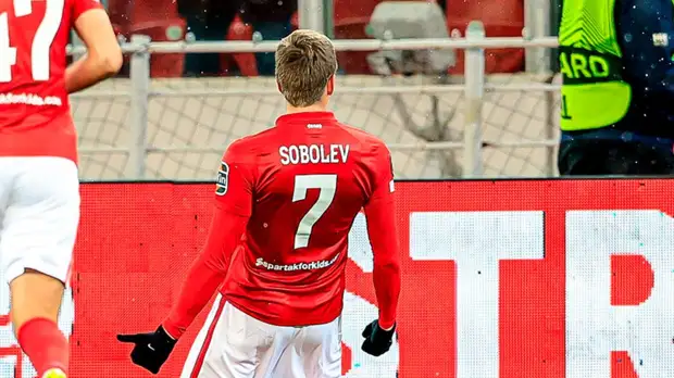 Соболев оформил дубль в матче с «Лестером»