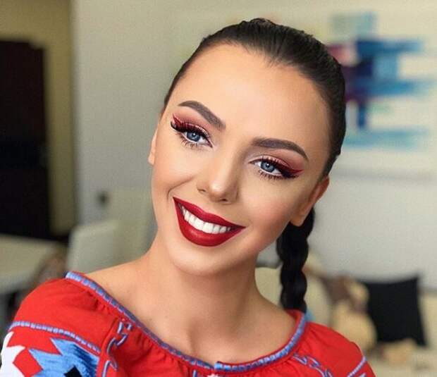 Племянница Софии Ротару у всех на глазах устроила жаркие игрища с мужем в бассейне