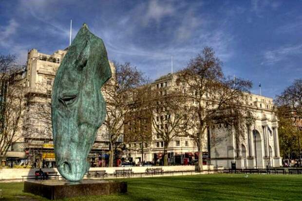 Ник Фиддиан Грин. Скульптуры – гигантские лошадиные головы