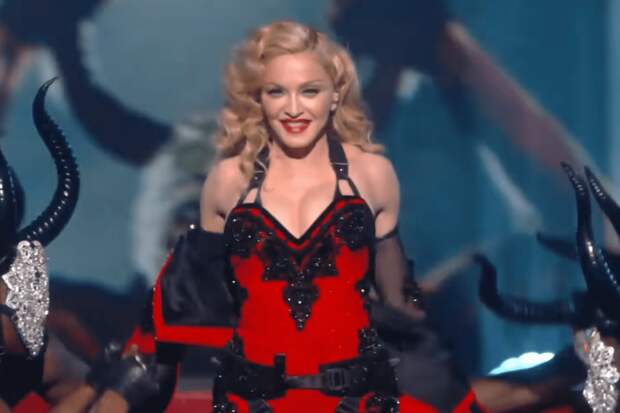 На Мадонну подали в суд за имитацию полового акта на сцене