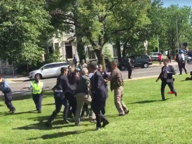 Появилось видео очередного избиения охранниками Эрдогана демонстрантов в США