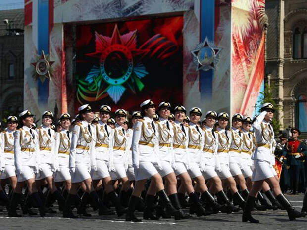 Женщины-военные в мини-юбках сразили иностранцев наповал