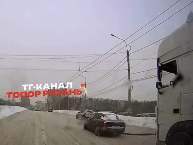 В Рязани сняли на видео «Ауди», которая тащит фуру на прицепе