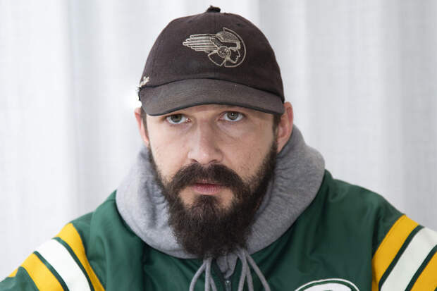 Актера Шайа Лабафа заметили за поцелуем с незнакомкой после развода с Мией Гот