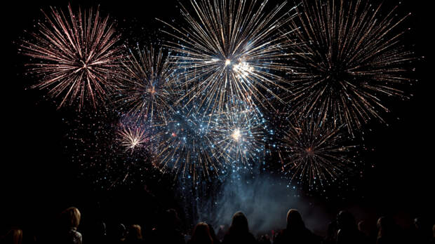 Битая посуда и смена имени: самые удивительные традиции народов мира на Новый год