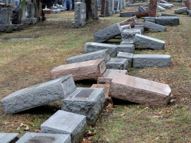 1. Разрушенные надгробия на историческом 123-летнем еврейском кладбище "Хесед шель Эмет" в городе Сент-Луис (штат Миссури) интересно, лучшие фото года, факты, фото, фотография года, цепляет