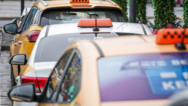 Москвич устроил истерику на крыше автомобиля и попал на видео