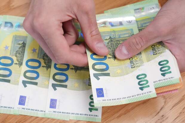 Мужчина попытался вывезти из России в ботинке и кармане почти €11 тыс.